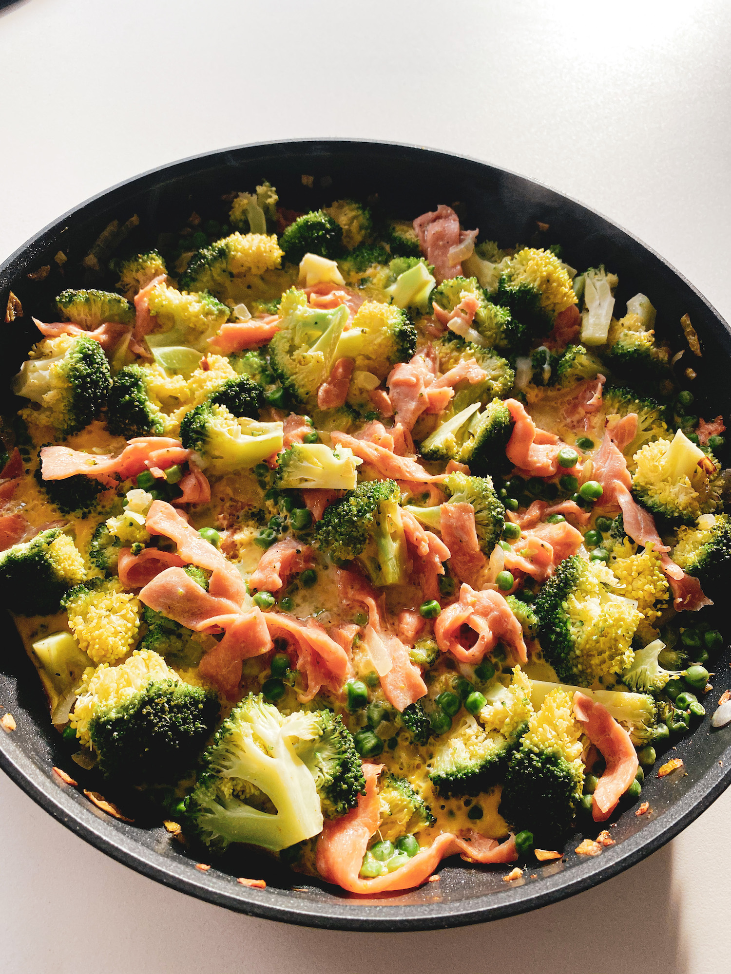 Omelet met broccoli en zalm